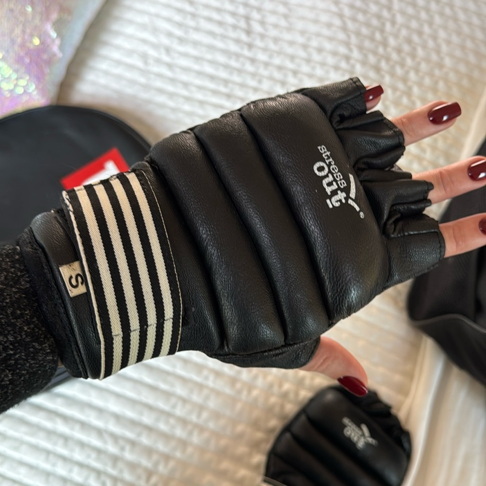 Stress out boxing gloves in size S